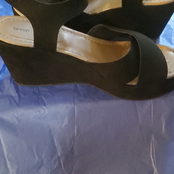 Black high heel wedges - Picture 2 of 5
